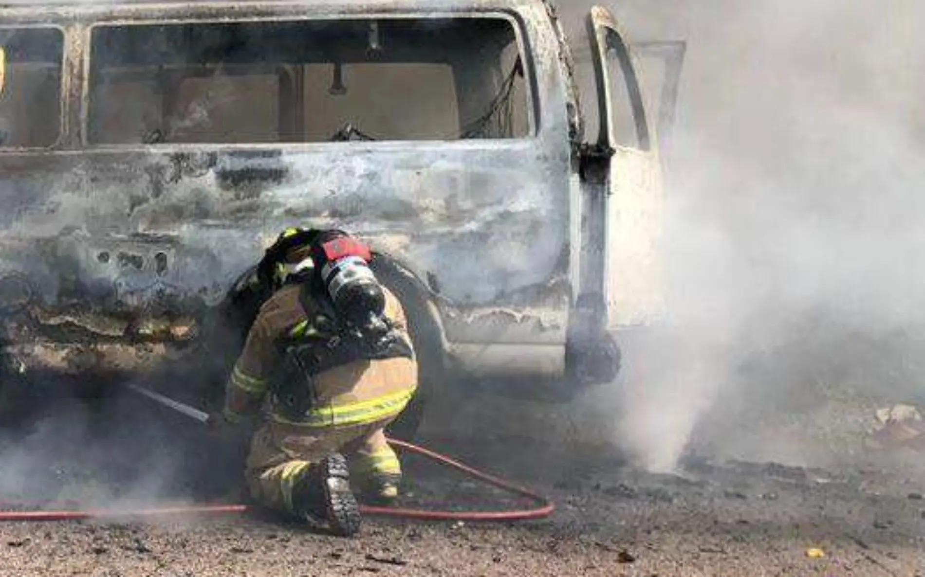 Incendio consume vehículo de banda musical Los de Analco